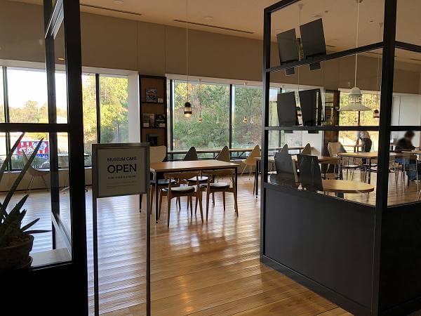 トヨタ博物館ブックカフェ「CARS & BOOKS」